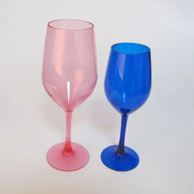 كؤوس النبيذ البلاستيكية والكؤوس
